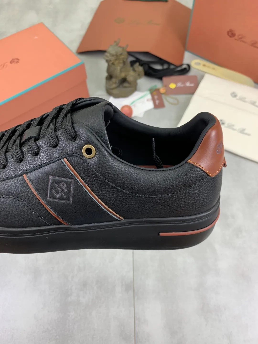 Men's men's shoes 💰P560 New style 💰High quality The latest casual shoes Loro Piana 💯Top grade💯Buy the original copy💯 Founded the existing Loro Piana company on April 24, 1924. It is now the sixth generation of family business, providing top quality products to customers who are discerning in taste and quality. Imported original fly woven fabric with cowhide fabric, plain calfskin lining. Hand-sewn thread with cowhide feet. Original packaging. Number of yards: 38-44 (customized for 45 and 46). 2️⃣ colors available.